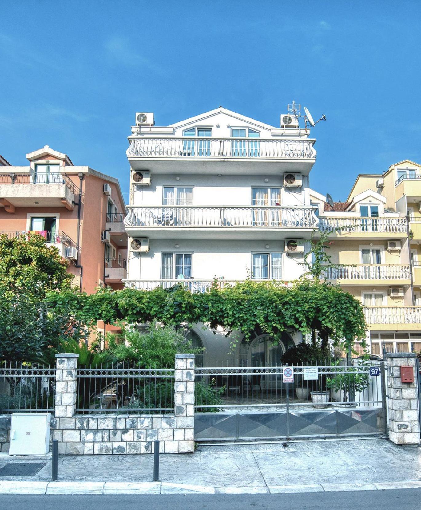 Sun Guest House بودفا المظهر الخارجي الصورة